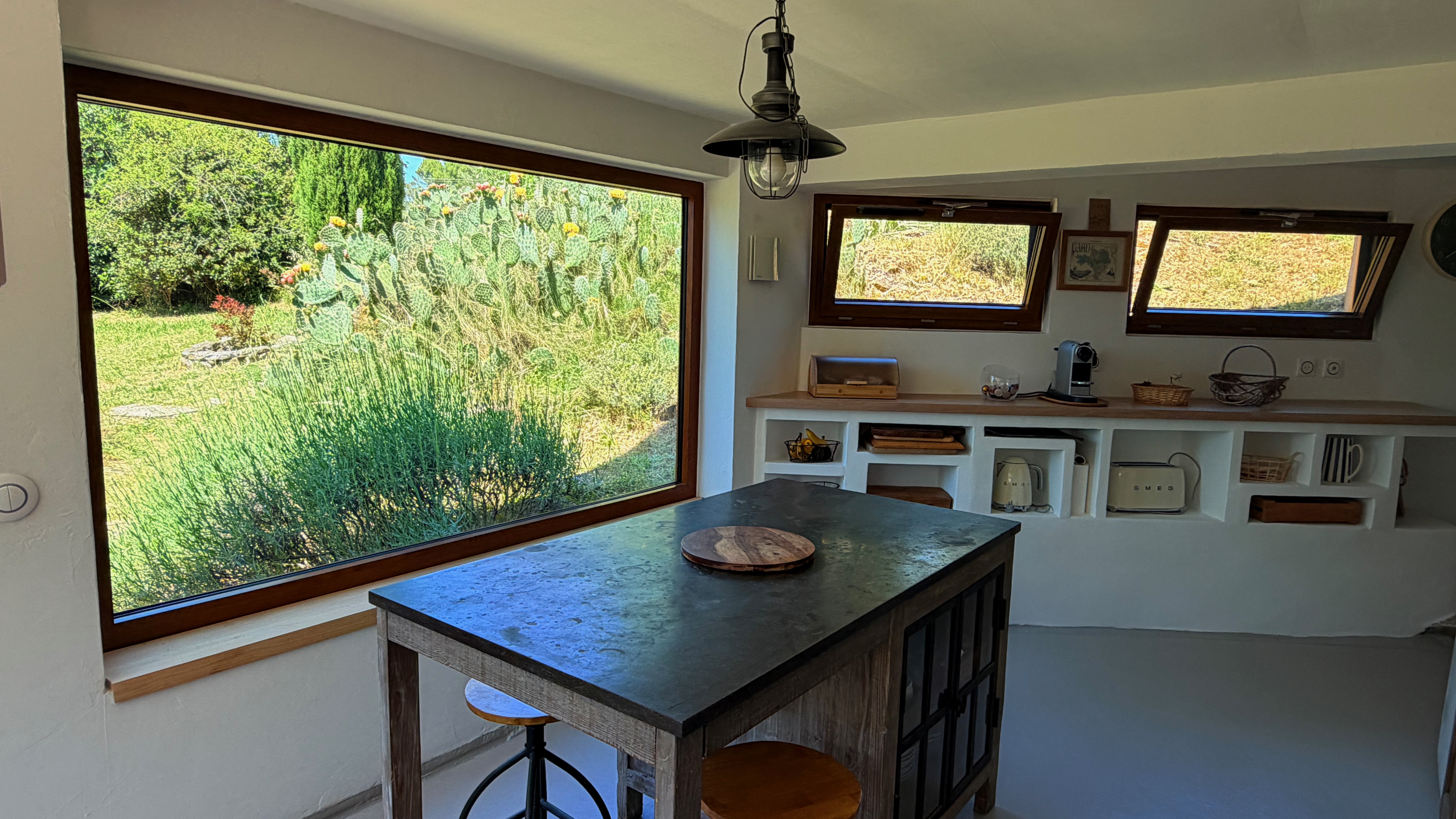 La cuisine chaleureuse de la Maison d'Elouann avec sa table en bois convivial