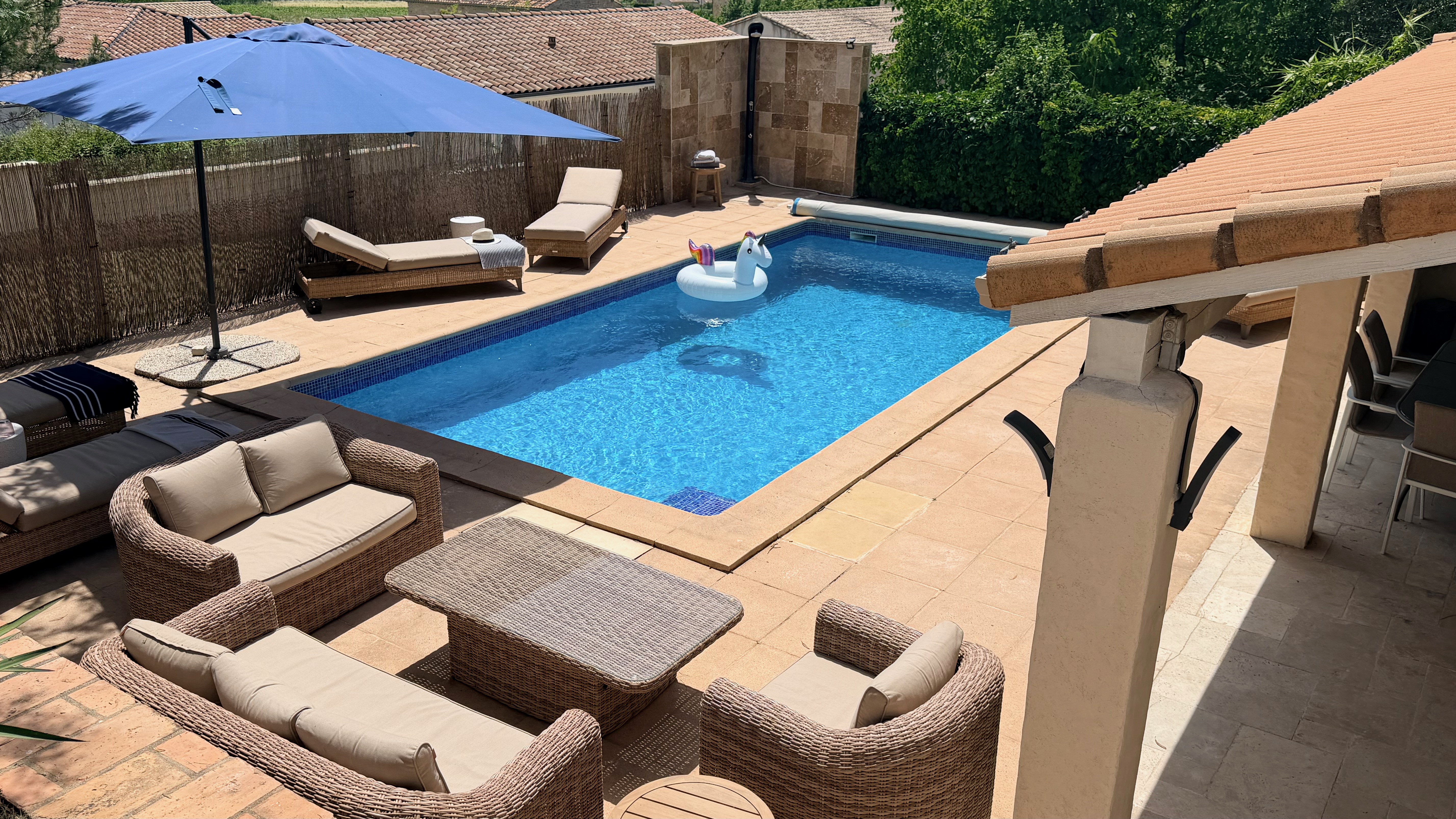 La piscine ensoleillée de la Maison d'Elouann et ses bains de plage