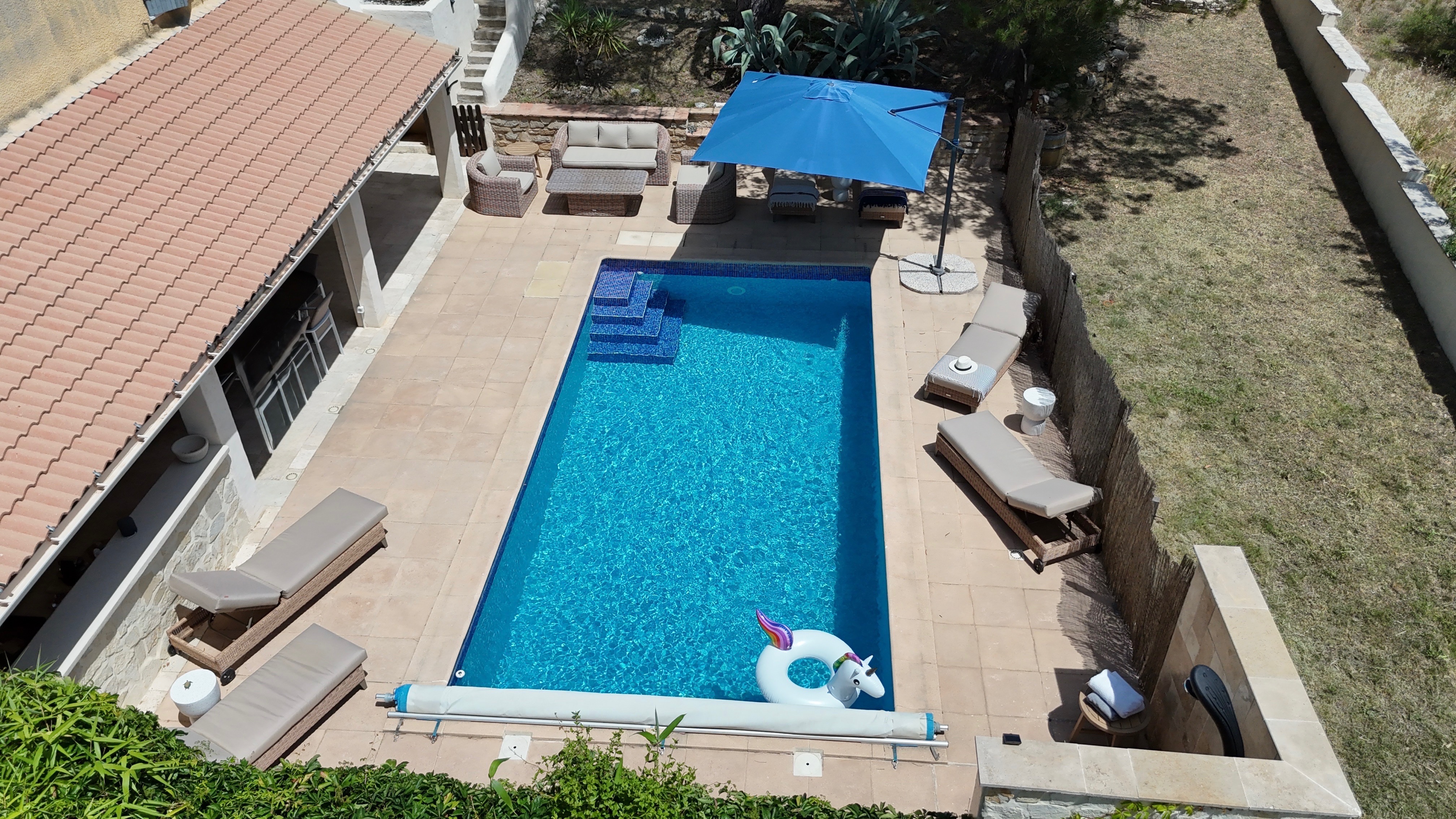 Vue aérienne par drone de la piscine et des bains de plage de la Maison d'Elouann
