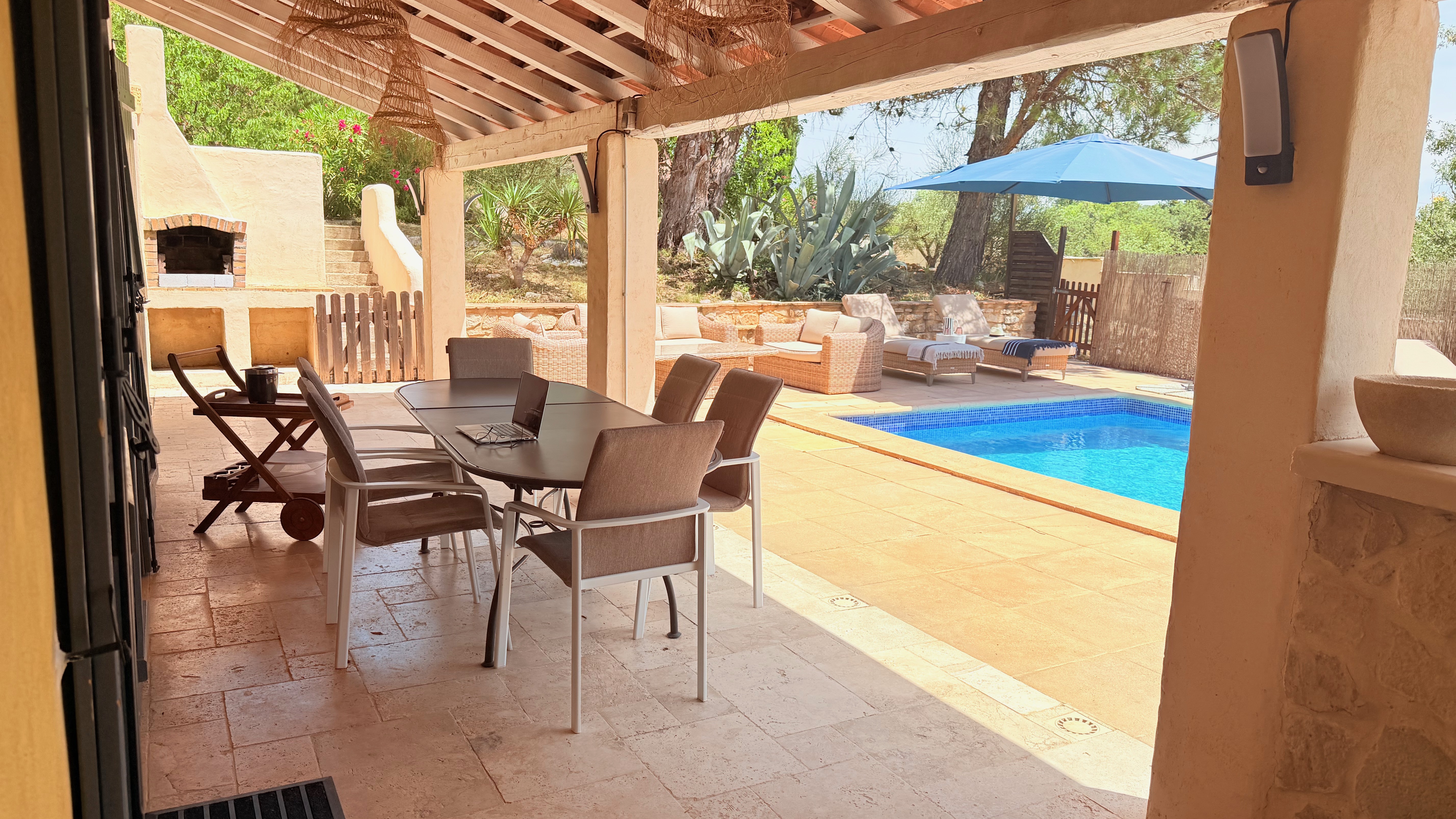 Espace extérieur et piscine de la Maison d'Elouann