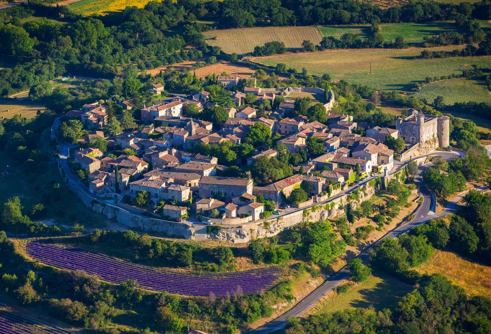 Vue aérienne de Lussan village de caractère
